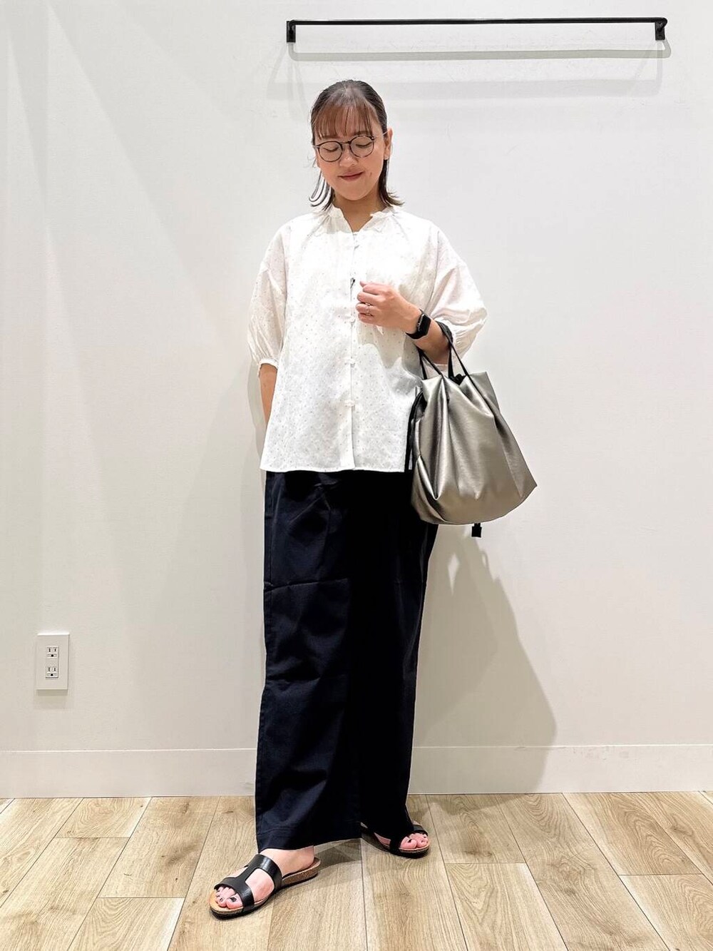 「トップス、ママコーデ、シンプルコーデ、ブラウス、低身長、デート、オフィスカジュアル、オフィス、30代、楽ちん、ウエストゴム、体型カバー、骨格ナチュラル、30代前半、幅広」｜「URBAN RESEARCH DOORSのレーヨンコットンイージーパンツ（その他パンツ、ブルー系）」を使った、ながせさん（レディース・156cm）の夏コーディネートの4枚目の写真