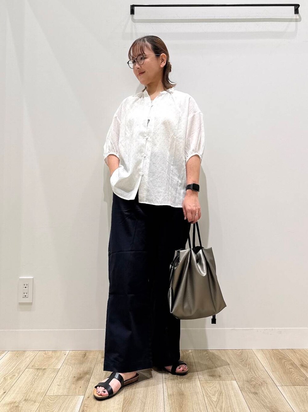 「トップス、ママコーデ、シンプルコーデ、ブラウス、低身長、デート、オフィスカジュアル、オフィス、30代、楽ちん、ウエストゴム、体型カバー、骨格ナチュラル、30代前半、幅広」｜「URBAN RESEARCH DOORSのレーヨンコットンイージーパンツ（その他パンツ、ブルー系）」を使った、ながせさん（レディース・156cm）の夏コーディネートの2枚目の写真