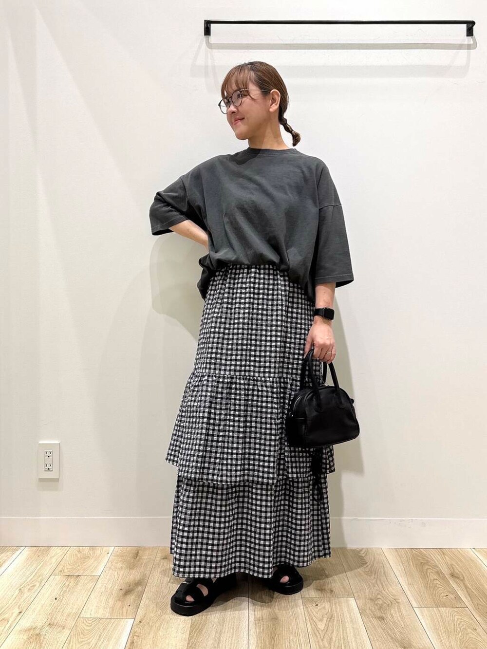 「トップス、大人カジュアル、チェック、カジュアル、Tシャツ、ママコーデ、カジュアルコーデ、URBANRESEARCH、シンプルコーデ、タイト、低身長、デート、休日コーデ、doors、30代」｜「URBAN RESEARCHのサッカーティアードロングスカート（スカート、その他）」を使った、ながせさん（レディース・156cm）の夏コーディネートの3枚目の写真