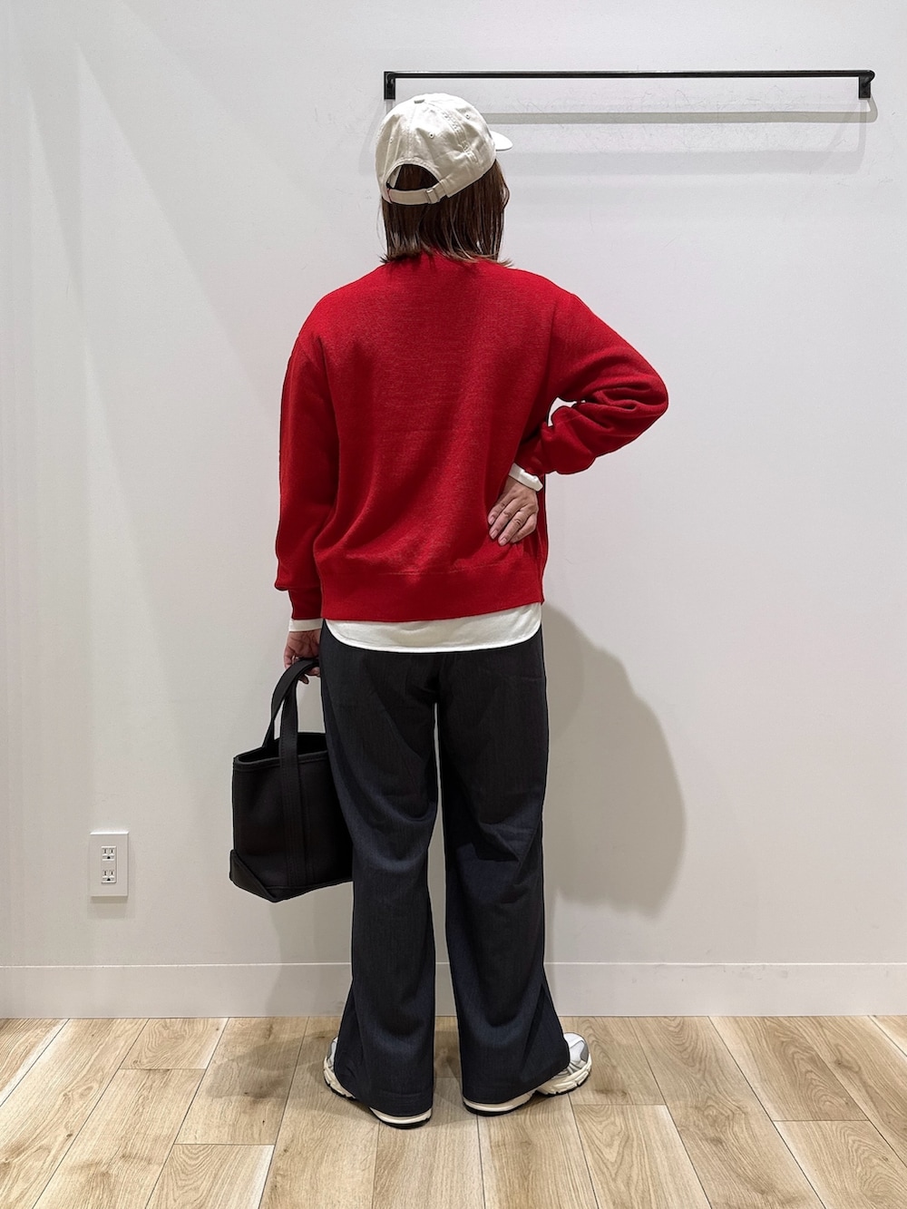 レッド系のカーディガン/ボレロ、ホワイト系のTシャツ/カットソー、グレー系のその他パンツを着用したレディースの秋コーディネートの5枚目の写真