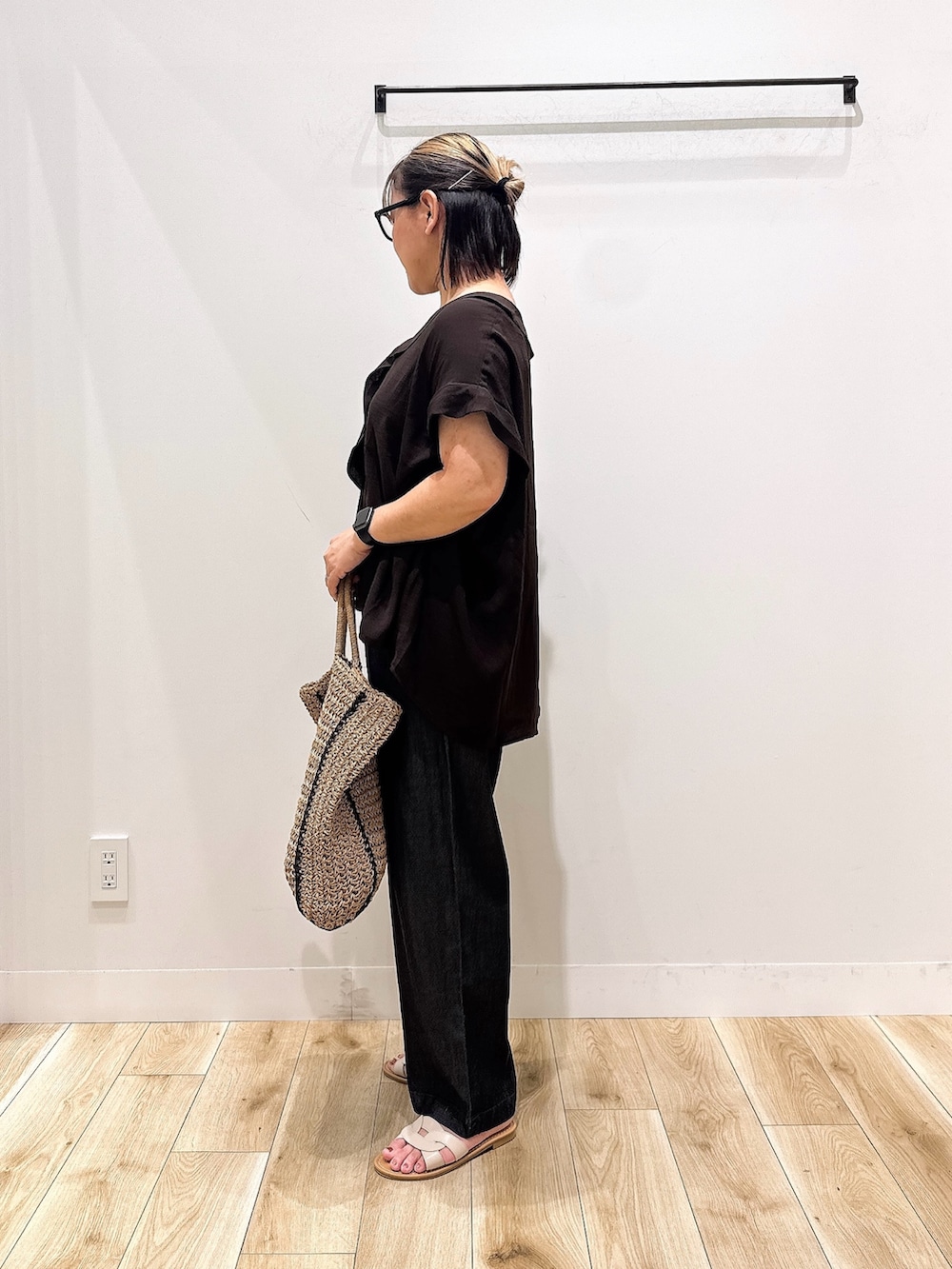 ブラウン系のシャツ/ブラウス、ブラック系のデニムパンツ、ベージュ系のトートバッグを着用したレディースの秋コーディネートの4枚目の写真