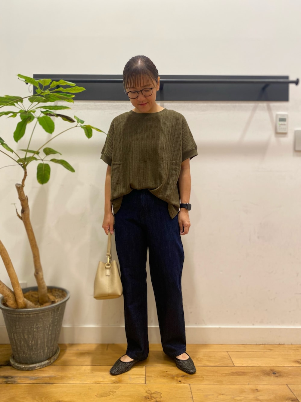 「URBAN RESEARCH DOORS、MARCO BIANCHINI、サンダル、カーキ、30代コーデ、デニム」|「URBAN RESEARCH DOORSの柄編みカットプルオーバー(Tシャツ/カットソー、グリーン系)」を使った、ながせさん(レディース・156cm)の夏コーディネートの2枚目の写真