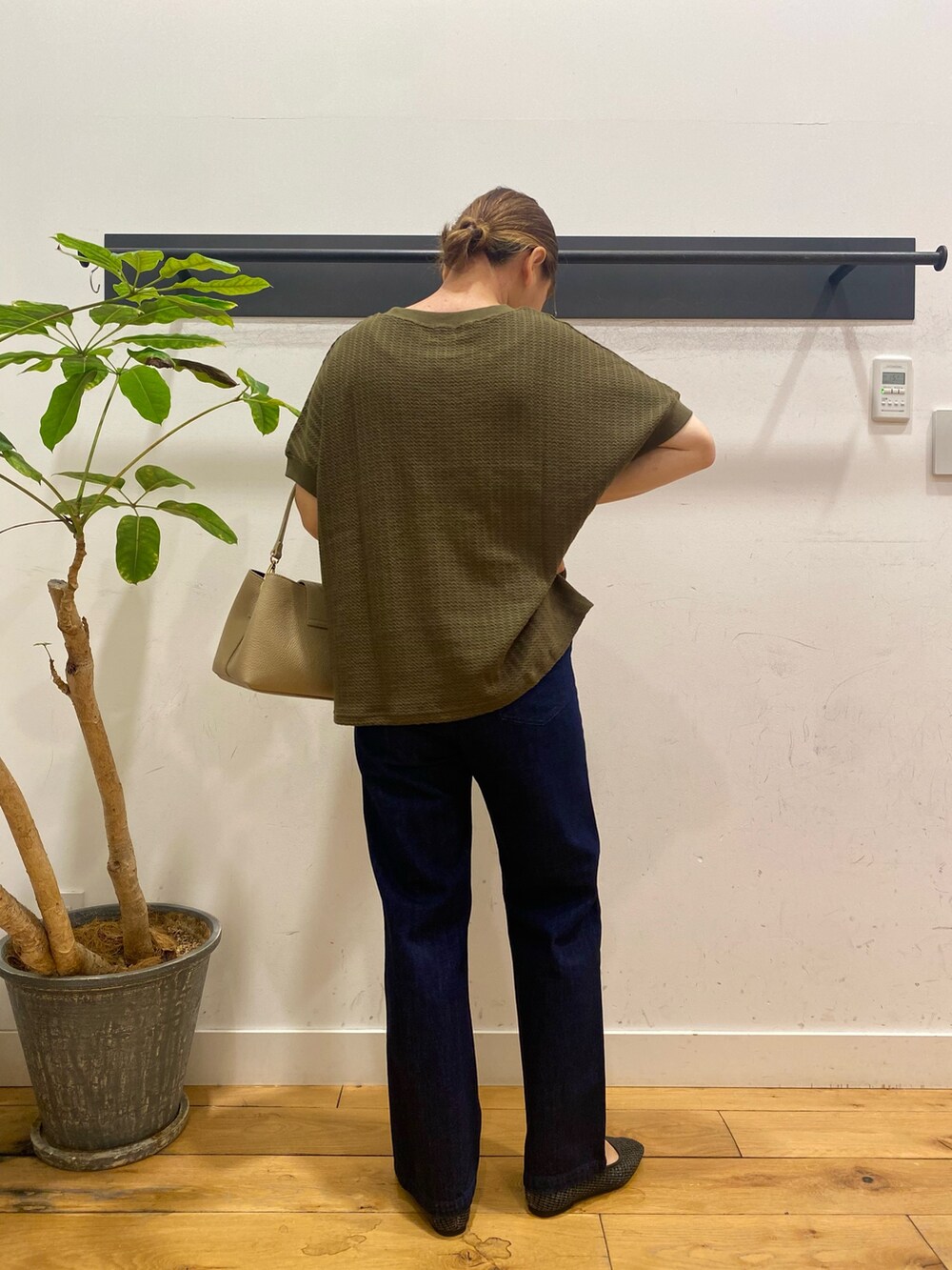 「URBAN RESEARCH DOORS、MARCO BIANCHINI、サンダル、カーキ、30代コーデ、デニム」|「URBAN RESEARCH DOORSの柄編みカットプルオーバー(Tシャツ/カットソー、グリーン系)」を使った、ながせさん(レディース・156cm)の夏コーディネートの5枚目の写真