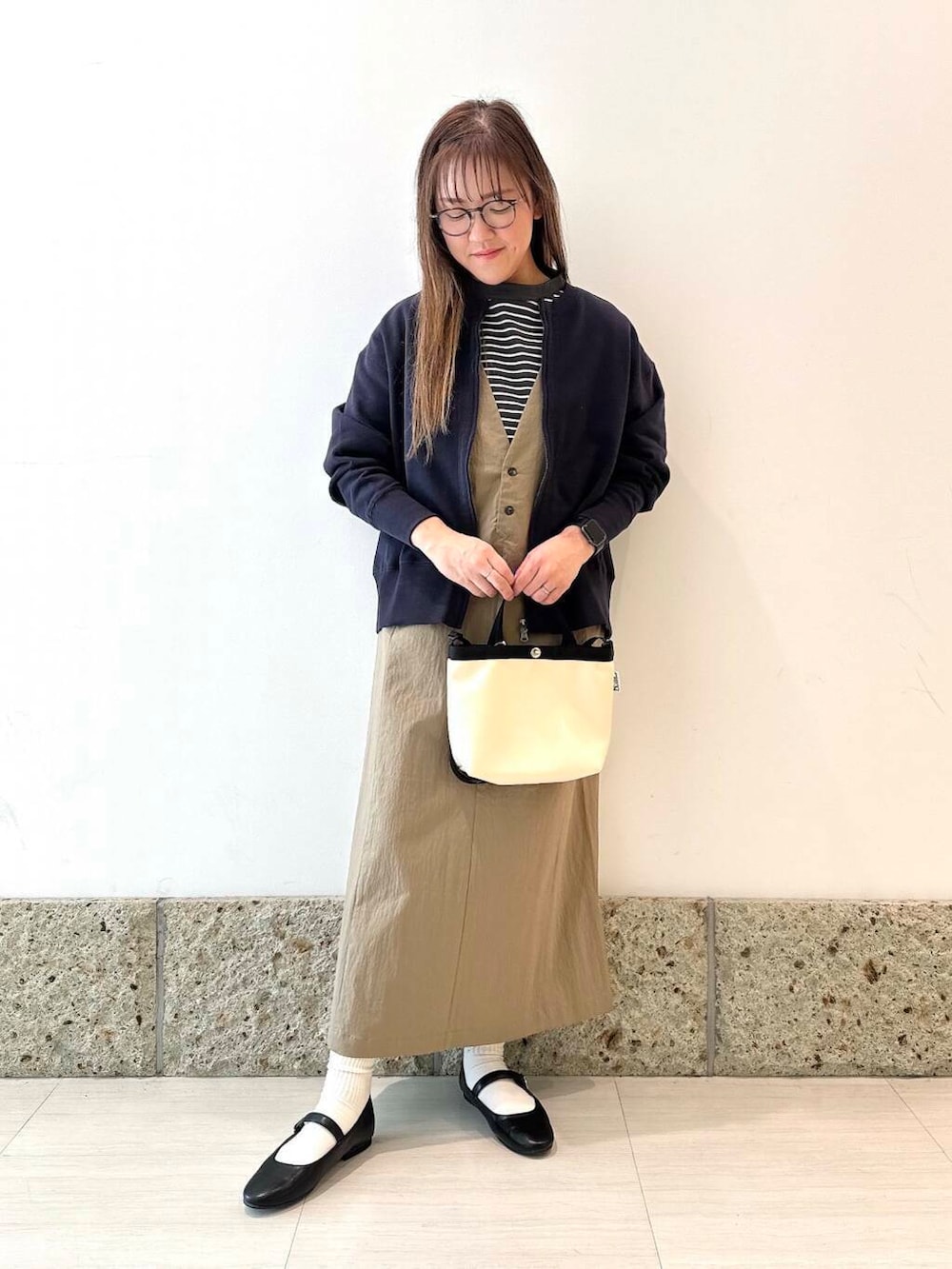 「デートコーデ、ママコーデ、newarrival、doors、低身長コーデ、30代、春アウターコーデ、ナチュラル×イエベ、ナチュラル×カジュアル」｜「FORK&SPOONのFORK&SPOON　コットンナイロンVネックワンピース（ジャンパースカート、グリーン系）」を使った、ながせさん（レディース・156cm）の春コーディネートの3枚目の写真