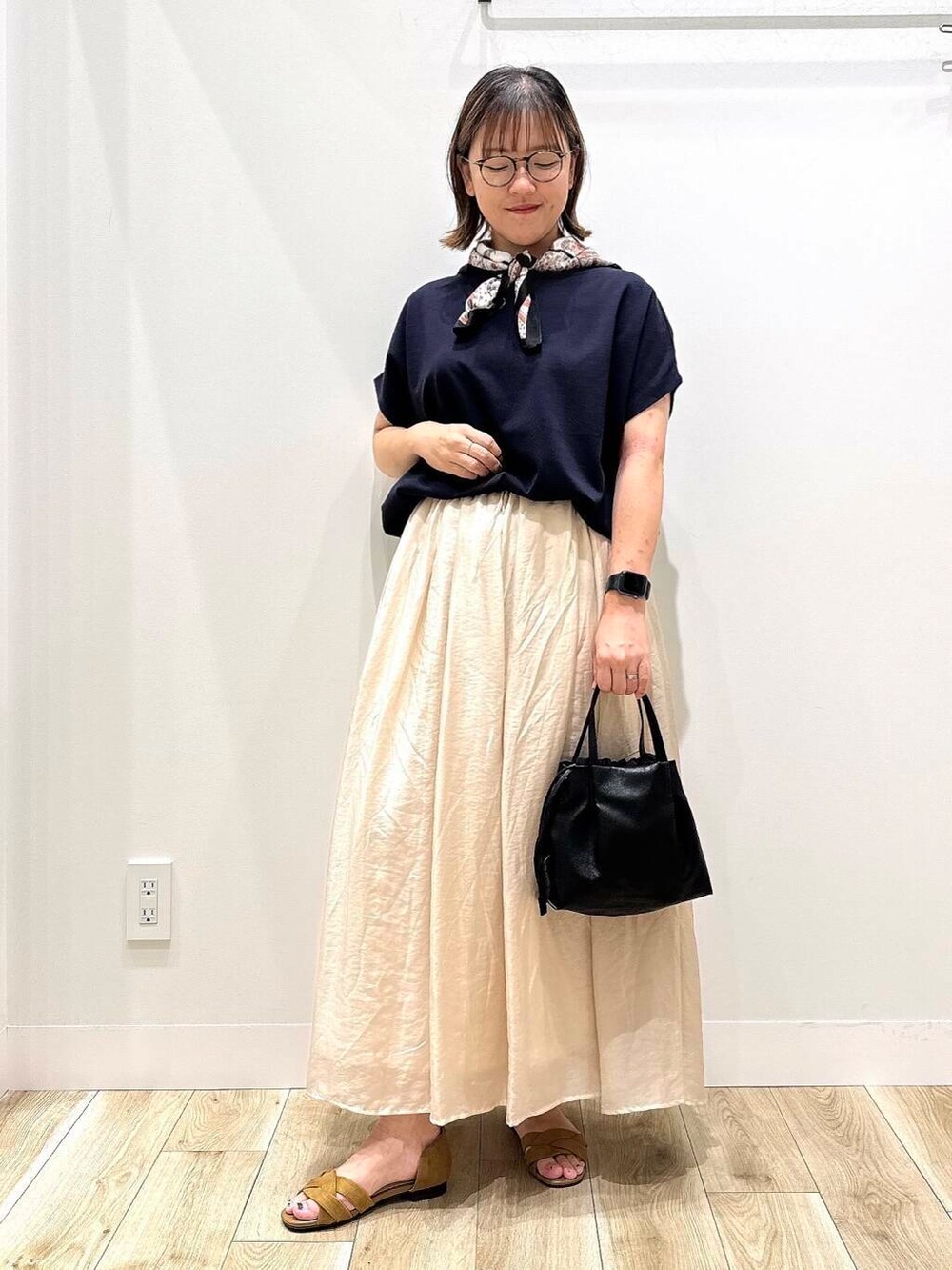 ブルー系のTシャツ/カットソー、イエロー系のサンダル、ブラック系のショルダーバッグを着用したレディースの夏コーディネートの3枚目の写真