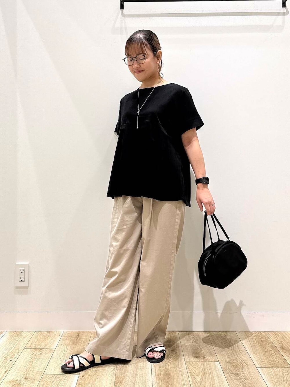 「大人カジュアル、カジュアル、ママコーデ、カジュアルコーデ、シンプルコーデ、サンダル、低身長、デート、休日コーデ、オフィスカジュアル、オフィス、30代、楽ちん、ウエストゴム、体型カバー」｜「SMELLYのニュアンスメタルスライドネックレス（ネックレス、シルバー系）」を使った、ながせさん（レディース・156cm）の夏コーディネートの3枚目の写真