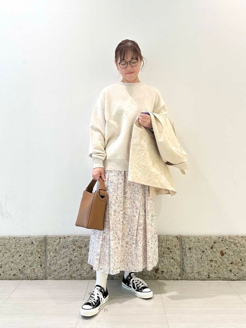 「デートコーデ、ママコーデ、かぐれ、newarrival、doors、低身長コーデ、30代、春カラーコーデ、低身長おススメアウター、ナチュラル×イエベ、ナチュラル×カジュアル」｜「かぐれのコットンリヨセルスウェットプルオーバー（スウェット、ベージュ系）」を使った、ながせさん（レディース・156cm）の春コーディネートの5枚目の写真