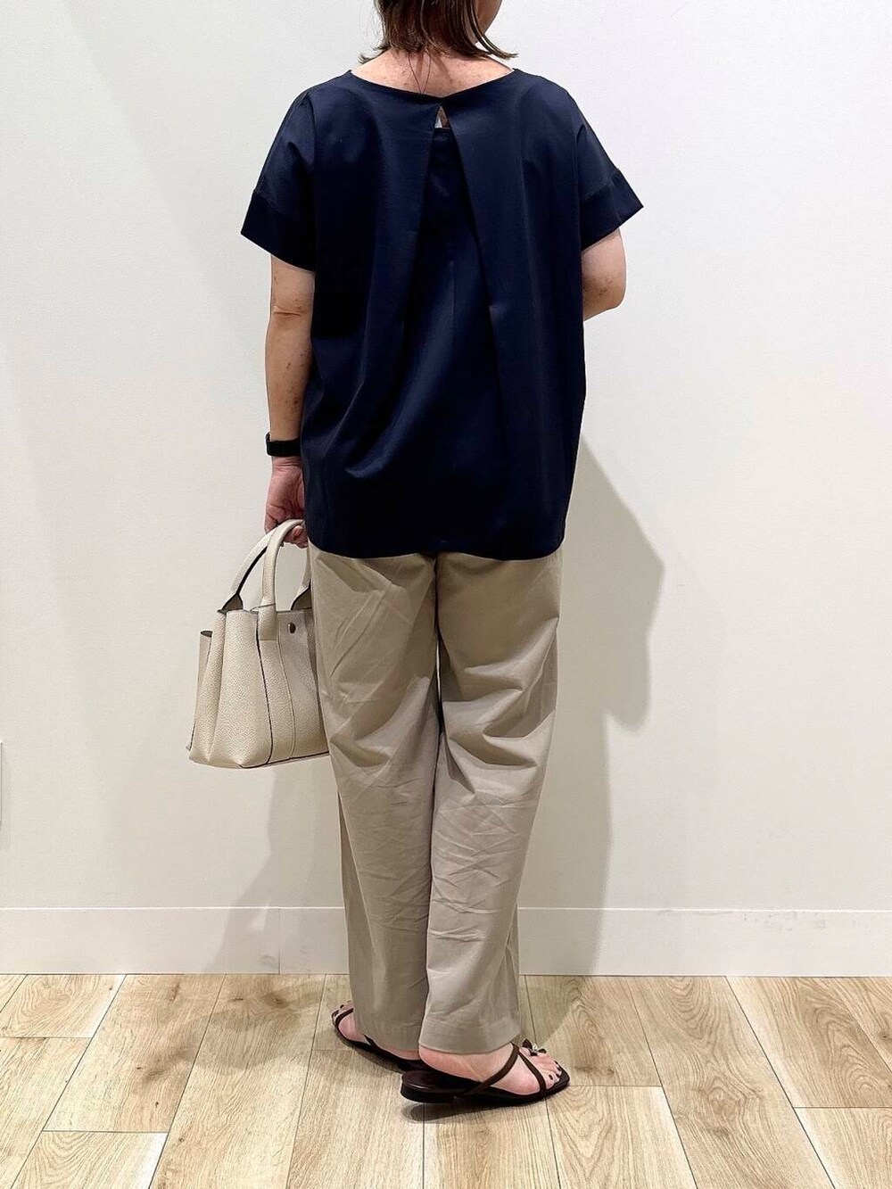「トップス、大人カジュアル、ママコーデ、シンプルコーデ、低身長、オフィスカジュアル、doors、オフィス、30代、楽ちん、ウエストゴム、体型カバー、骨格ナチュラル、30代前半、幅広」|「RODE SKOのプチダブルポケットトートバッグ(トートバッグ、ホワイト系)」を使った、ながせさん(レディース・156cm)の夏コーディネートの6枚目の写真