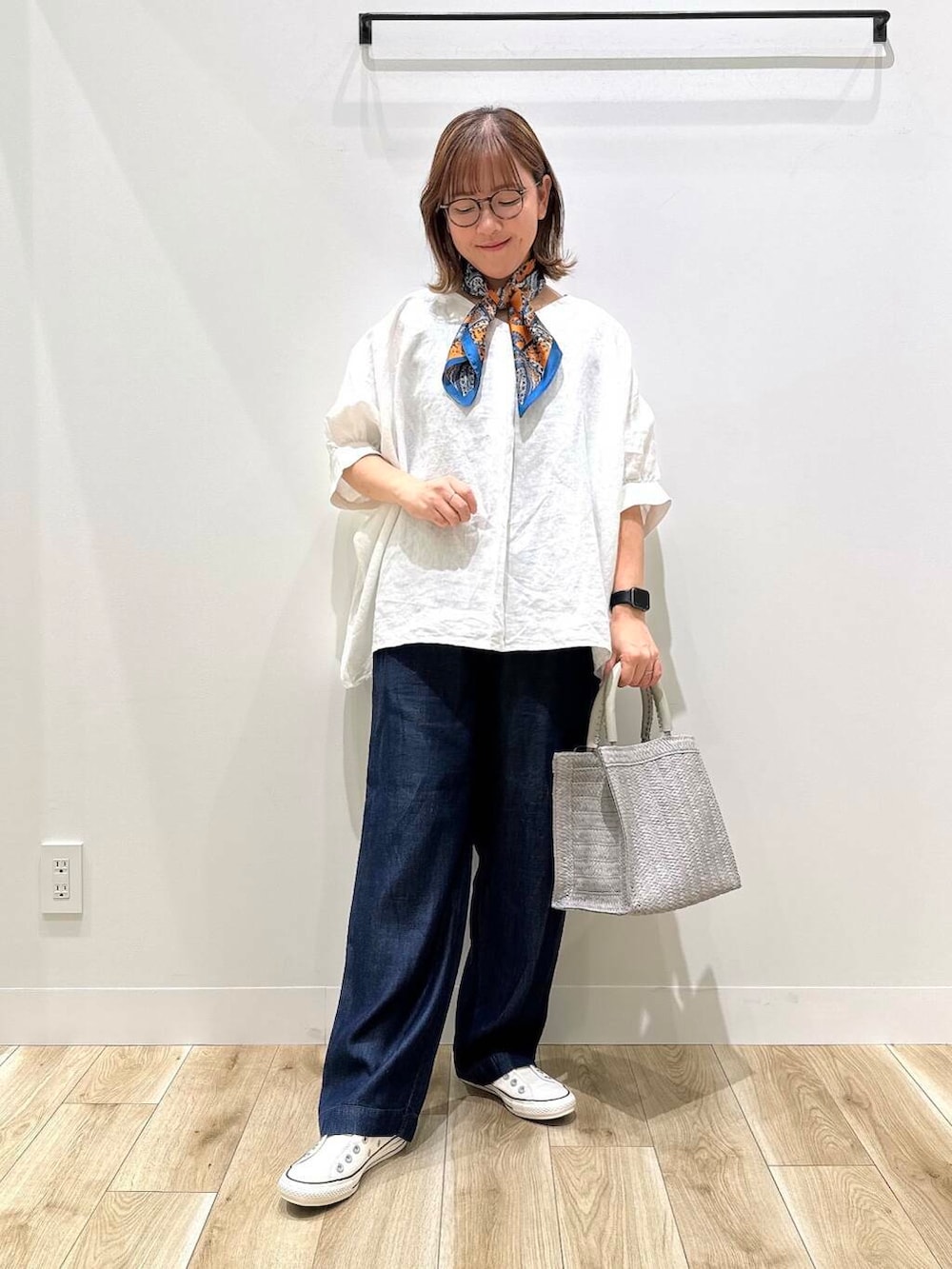 「ママコーデ、スカーフ、オフィスカジュアル、休日スタイル、低身長コーデ、30代、ママの体型カバー、イエベ秋、幅広、甲高、ナチュラル×イエベ秋、ナチュラル×カジュアル、ナチュラル×低身長、リネン着こなし術」|「CONVERSEのCONVERSE ALL STAR SLIP FE OX(スニーカー、ホワイト系)」を使った、ながせさん(レディース・156cm)の夏コーディネートの3枚目の写真