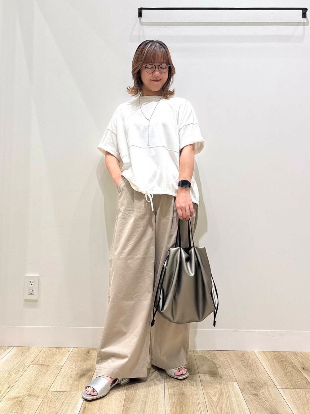 「大人カジュアル、カジュアル、ママコーデ、カジュアルコーデ、シンプルコーデ、サンダル、低身長、デート、休日コーデ、オフィスカジュアル、オフィス、30代、楽ちん、ウエストゴム、体型カバー」｜「URBAN RESEARCH DOORSの『再入荷』レーヨンコットンイージーパンツ（その他パンツ、ベージュ系）」を使った、ながせさん（レディース・156cm）の夏コーディネートの3枚目の写真