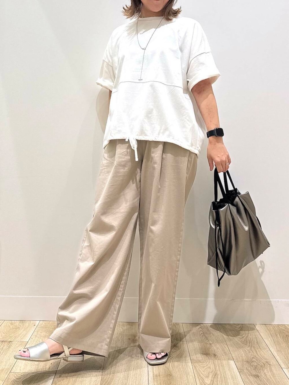 「大人カジュアル、カジュアル、ママコーデ、カジュアルコーデ、シンプルコーデ、サンダル、低身長、デート、休日コーデ、オフィスカジュアル、オフィス、30代、楽ちん、ウエストゴム、体型カバー」｜「URBAN RESEARCH DOORSの『再入荷』レーヨンコットンイージーパンツ（その他パンツ、ベージュ系）」を使った、ながせさん（レディース・156cm）の夏コーディネートの4枚目の写真