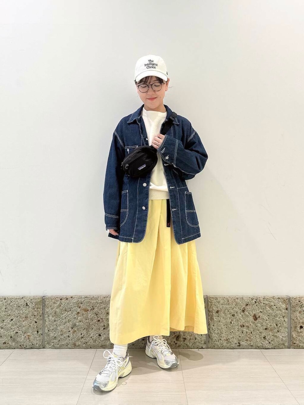 「ママコーデ、newarrival、doors、低身長コーデ、EKAL、30代、春カラーコーデ、ここでしか手に入らない別注アイテム、ナチュラル×イエベ、ナチュラル×カジュアル」｜「FORK&SPOONのFORK&SPOON　スーピマコットン混反毛クルーネックスウェット（スウェット、ホワイト系）」を使った、ながせさん（レディース・156cm）の春コーディネートの4枚目の写真