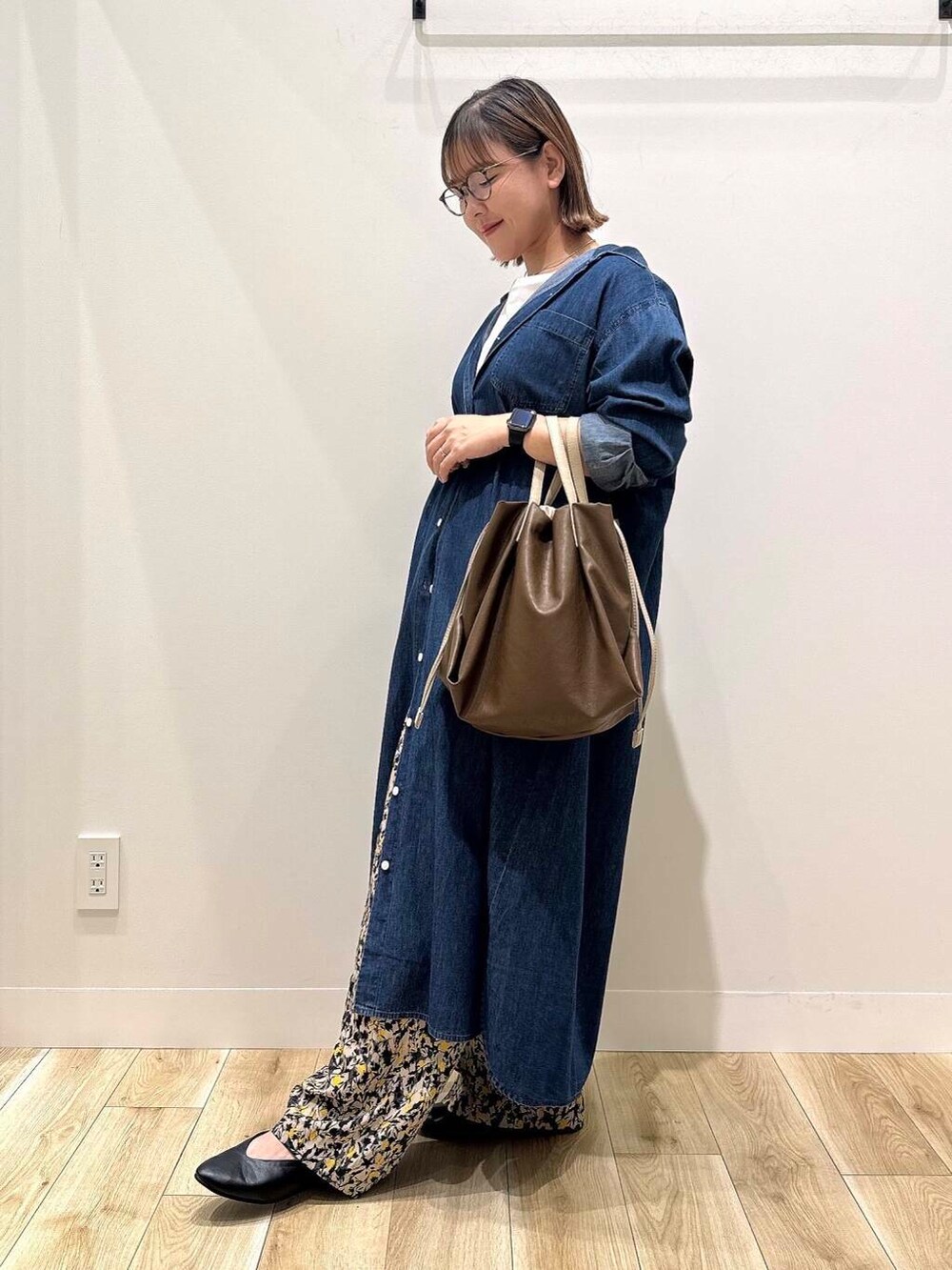 ブルー系のワンピース、ベージュ系のその他パンツ、ブラック系のパンプスを着用したレディースの夏コーディネートの4枚目の写真