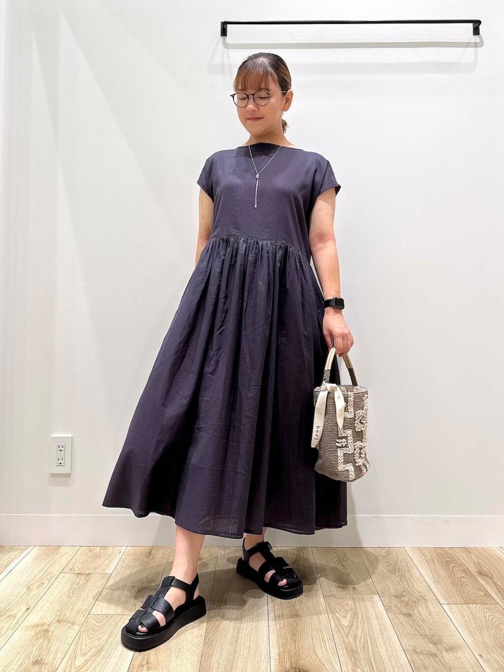 「大人カジュアル、カジュアル、ママコーデ、カジュアルコーデ、シンプルコーデ、サンダル、低身長、デート、休日コーデ、オフィスカジュアル、30代、楽ちん、体型カバー、骨格ナチュラル、30代前半」｜「SMELLYのニュアンスメタルスライドネックレス（ネックレス、シルバー系）」を使った、ながせさん（レディース・156cm）の夏コーディネートの3枚目の写真