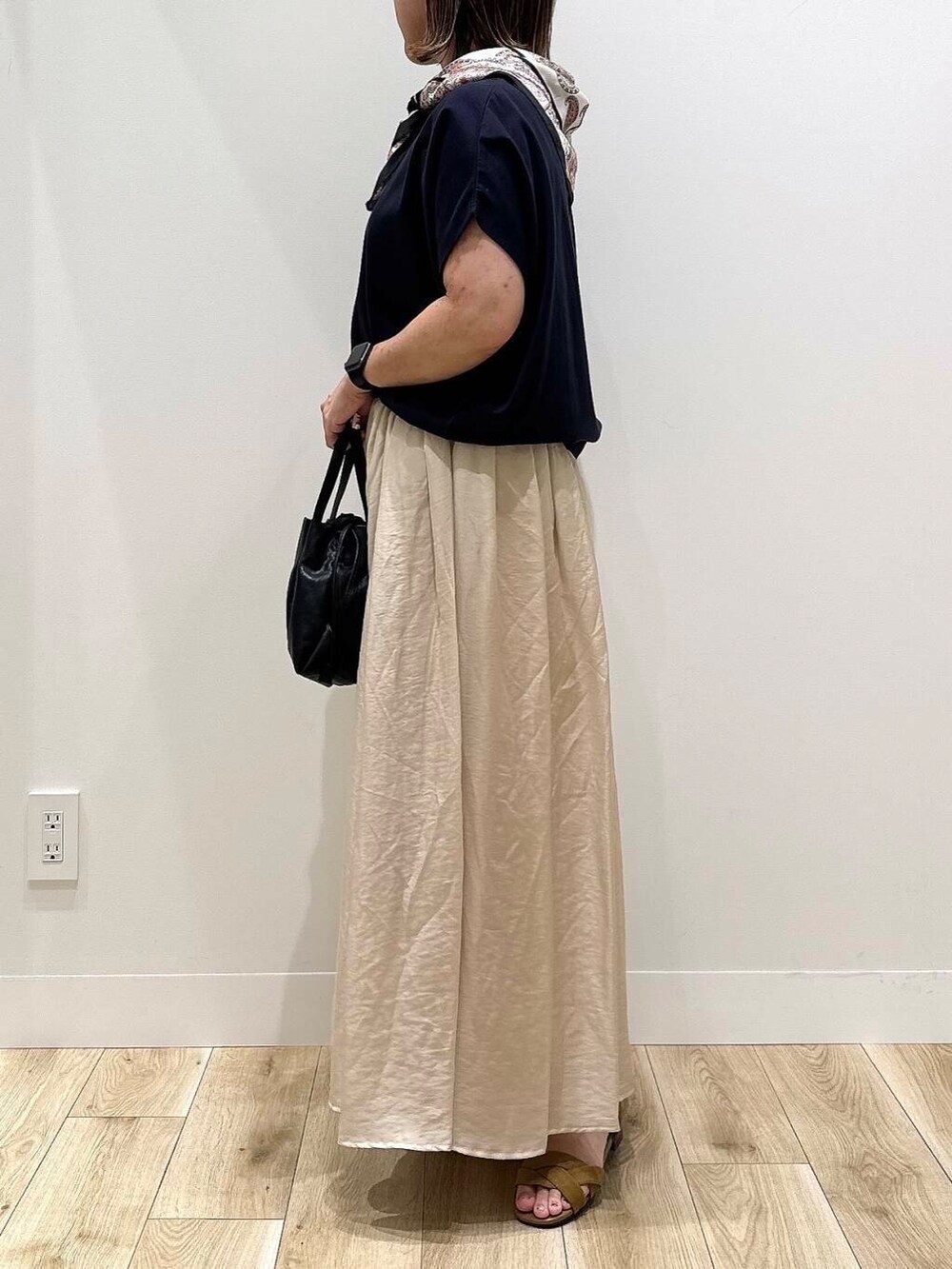 ブルー系のTシャツ/カットソー、イエロー系のサンダル、ブラック系のショルダーバッグを着用したレディースの夏コーディネートの5枚目の写真