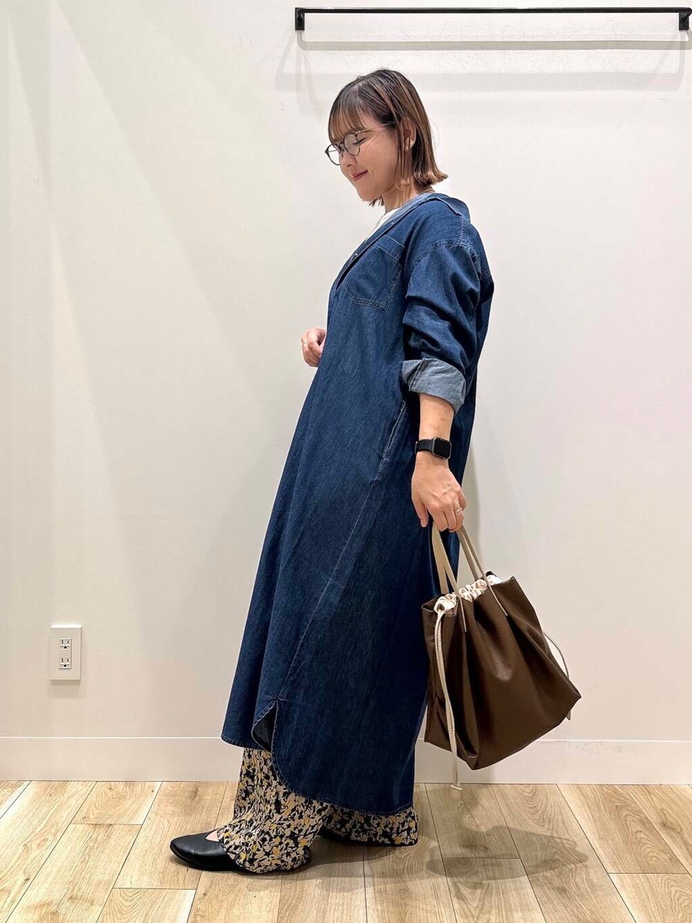 ブルー系のワンピース、ベージュ系のその他パンツ、ブラック系のパンプスを着用したレディースの夏コーディネートの6枚目の写真