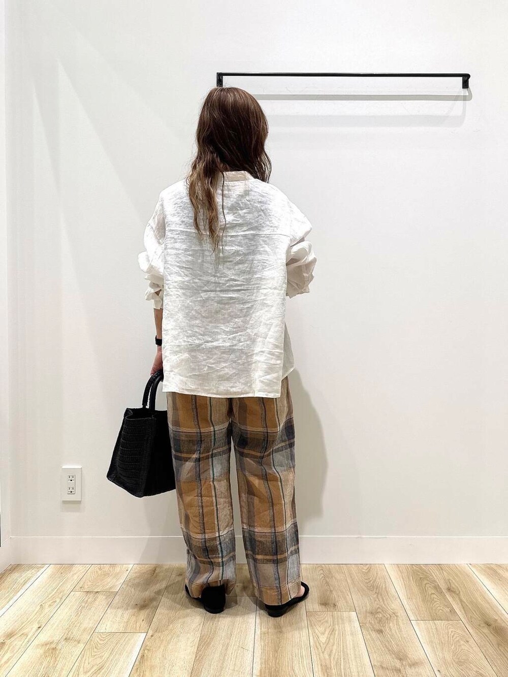 「ママコーデ、リネン、休日スタイル、低身長コーデ、30代、骨格ナチュラル、ママの体型カバー、イエベ秋、幅広、初夏のお出かけコーデ、甲高、ナチュラル×イエベ秋、ナチュラル×イエベ、ナチュラル×カジュアル、ナチュラル×低身長」｜「URBAN RESEARCH DOORSのリネンカーブスリーブブラウス（シャツ/ブラウス、ホワイト系）」を使った、ながせさん（レディース・156cm）の春コーディネートの9枚目の写真
