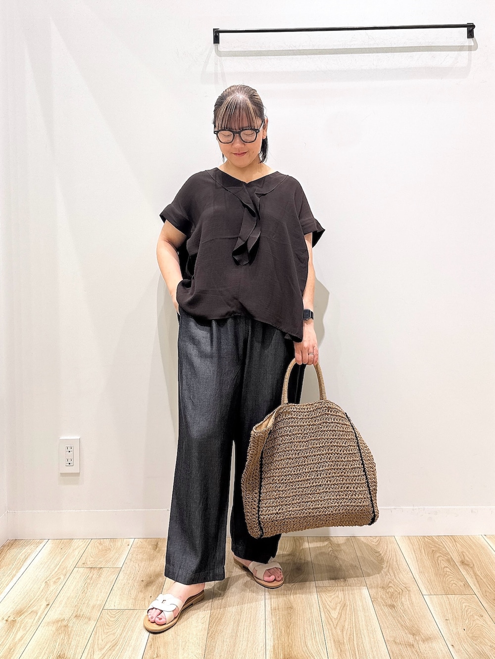 ブラウン系のシャツ/ブラウス、ブラック系のデニムパンツ、ベージュ系のトートバッグを着用したレディースの秋コーディネートの2枚目の写真