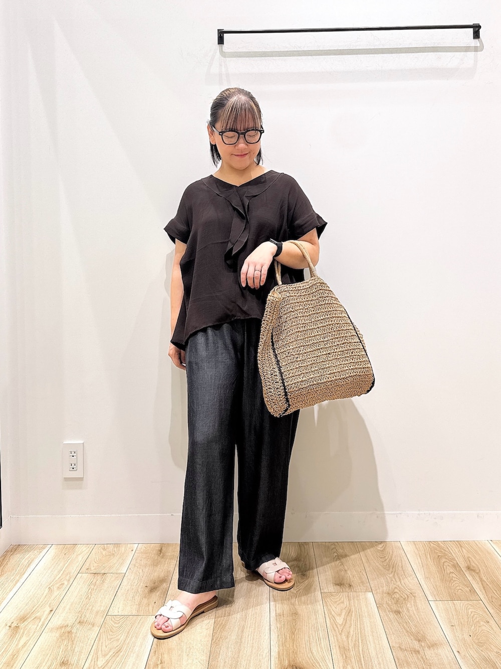 ブラウン系のシャツ/ブラウス、ブラック系のデニムパンツ、ベージュ系のトートバッグを着用したレディースの秋コーディネートの3枚目の写真