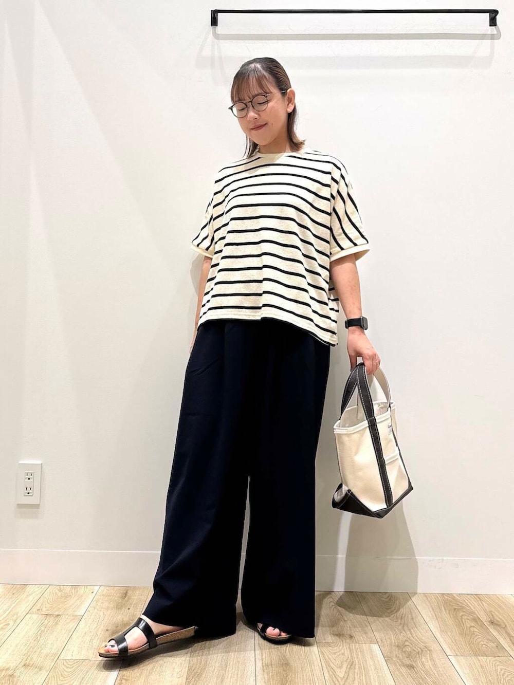 「大人カジュアル、カジュアル、ママコーデ、カジュアルコーデ、シンプルコーデ、サンダル、低身長、デート、休日コーデ、オフィスカジュアル、オフィス、30代、楽ちん、体型カバー、骨格ナチュラル」｜「FORK&SPOONのFORK&SPOON　ツータックワイドイージーパンツ（その他パンツ、ブルー系）」を使った、ながせさん（レディース・156cm）の夏コーディネートの4枚目の写真