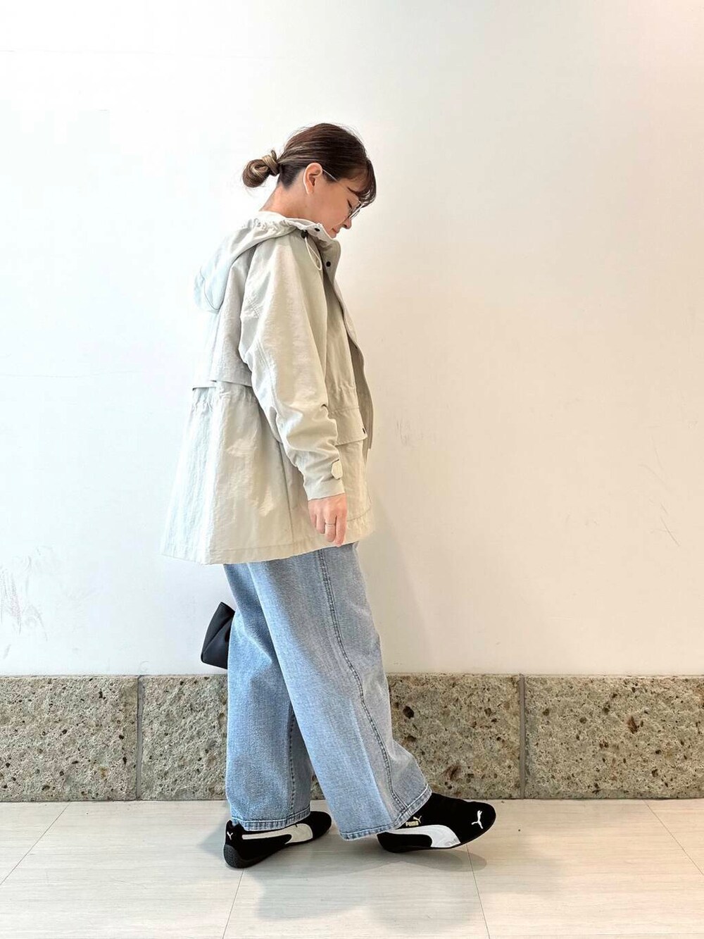 「ママコーデ、newarrival、doors、低身長コーデ、PUMA、30代、低身長オススメアウター、ナチュラル×イエベ、ナチュラル×カジュアル、新作スニーカーコーデ」|「URBAN RESEARCH DOORSの2タックギャザーデニムパンツ(デニムパンツ、ブルー系)」を使った、ながせさん(レディース・156cm)の春コーディネートの2枚目の写真