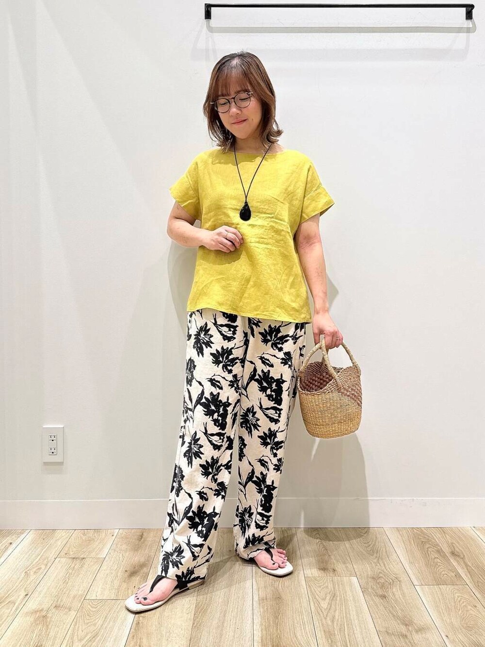 「トップス、大人カジュアル、カジュアル、ママコーデ、カジュアルコーデ、低身長、デート、休日コーデ、doors、30代、楽ちん、ウエストゴム、体型カバー、骨格ナチュラル、30代前半」|「URBAN RESEARCH DOORSのリネンレーヨンフラワープリントパンツ(その他パンツ、ベージュ系)」を使った、ながせさん(レディース・156cm)の夏コーディネートの2枚目の写真