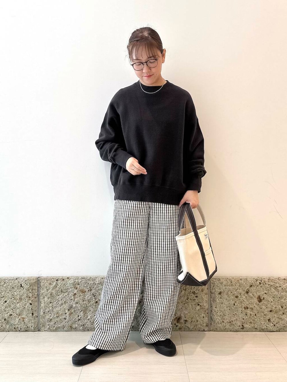 「ママコーデ、休日スタイル、低身長コーデ、30代、骨格ナチュラル、ママの体型カバー、イエベ秋、ナチュラル×イエベ秋、最旬スニーカーコーデ、初夏のお出掛けコーデ、ナチュラル×イエベ、外遊びコーデ、ナチュラル×カジュアル、ナチュラル×低身長」｜「かぐれのコットンリヨセルスウェットプルオーバー（スウェット、グレー系）」を使った、ながせさん（レディース・156cm）の春コーディネートの7枚目の写真