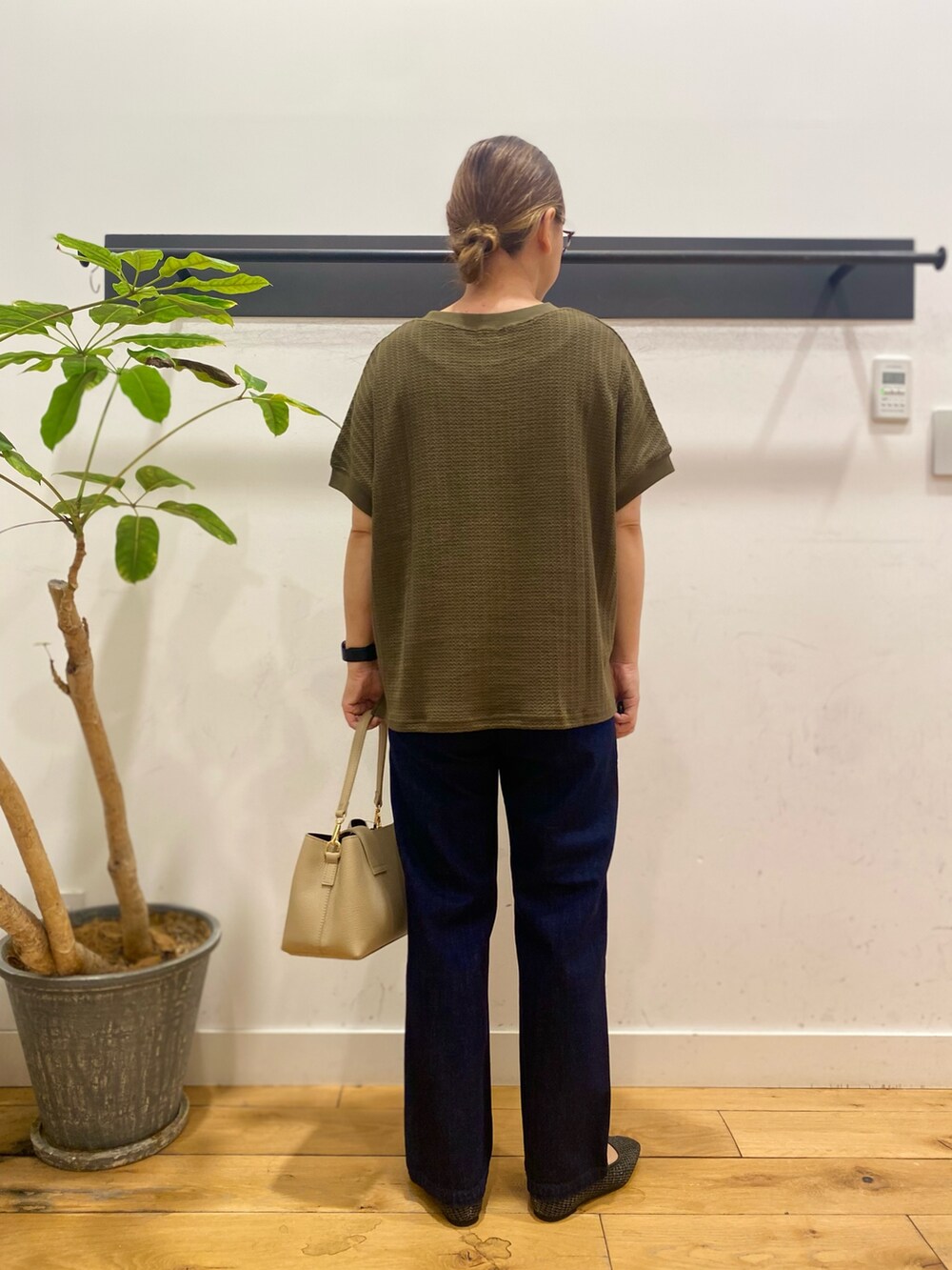 「URBAN RESEARCH DOORS、MARCO BIANCHINI、サンダル、カーキ、30代コーデ、デニム」|「URBAN RESEARCH DOORSの柄編みカットプルオーバー(Tシャツ/カットソー、グリーン系)」を使った、ながせさん(レディース・156cm)の夏コーディネートの4枚目の写真