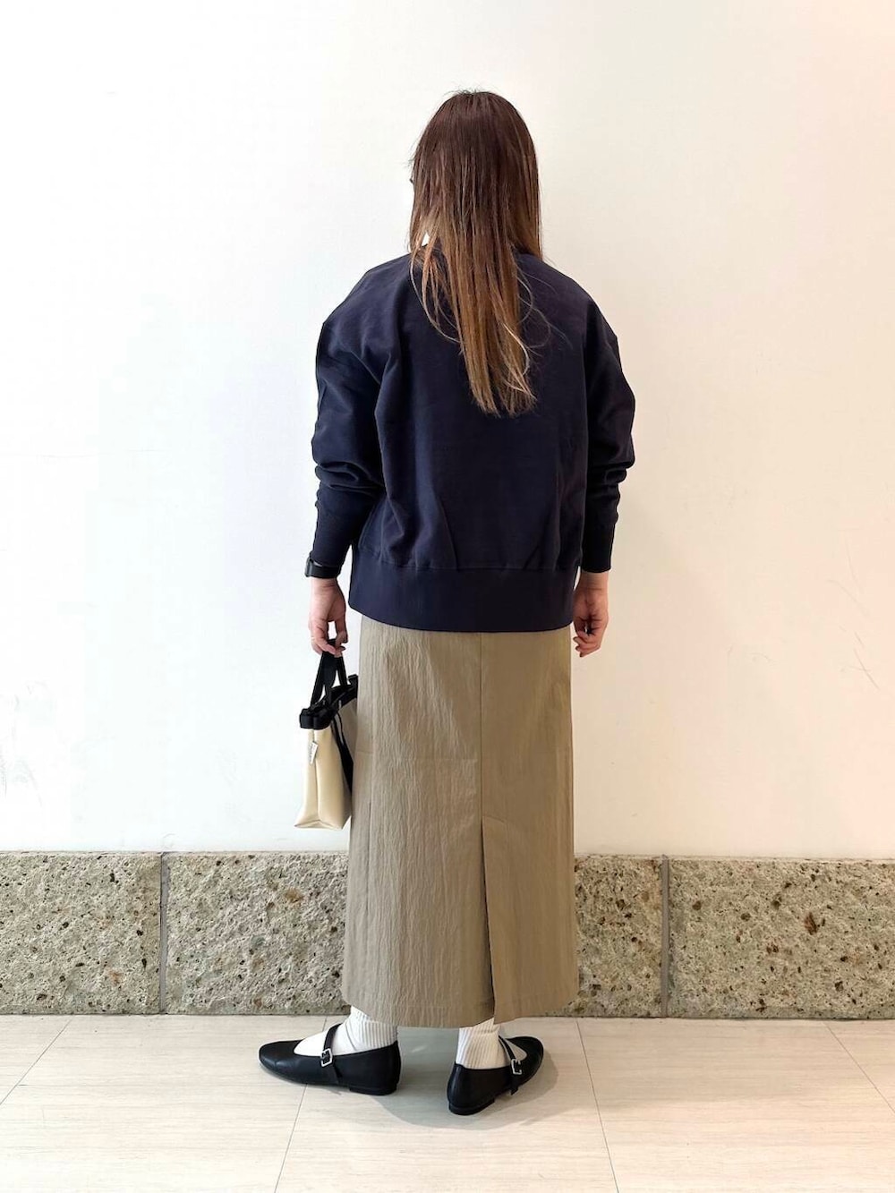 「デートコーデ、ママコーデ、newarrival、doors、低身長コーデ、30代、春アウターコーデ、ナチュラル×イエベ、ナチュラル×カジュアル」｜「FORK&SPOONのFORK&SPOON　コットンナイロンVネックワンピース（ジャンパースカート、グリーン系）」を使った、ながせさん（レディース・156cm）の春コーディネートの4枚目の写真