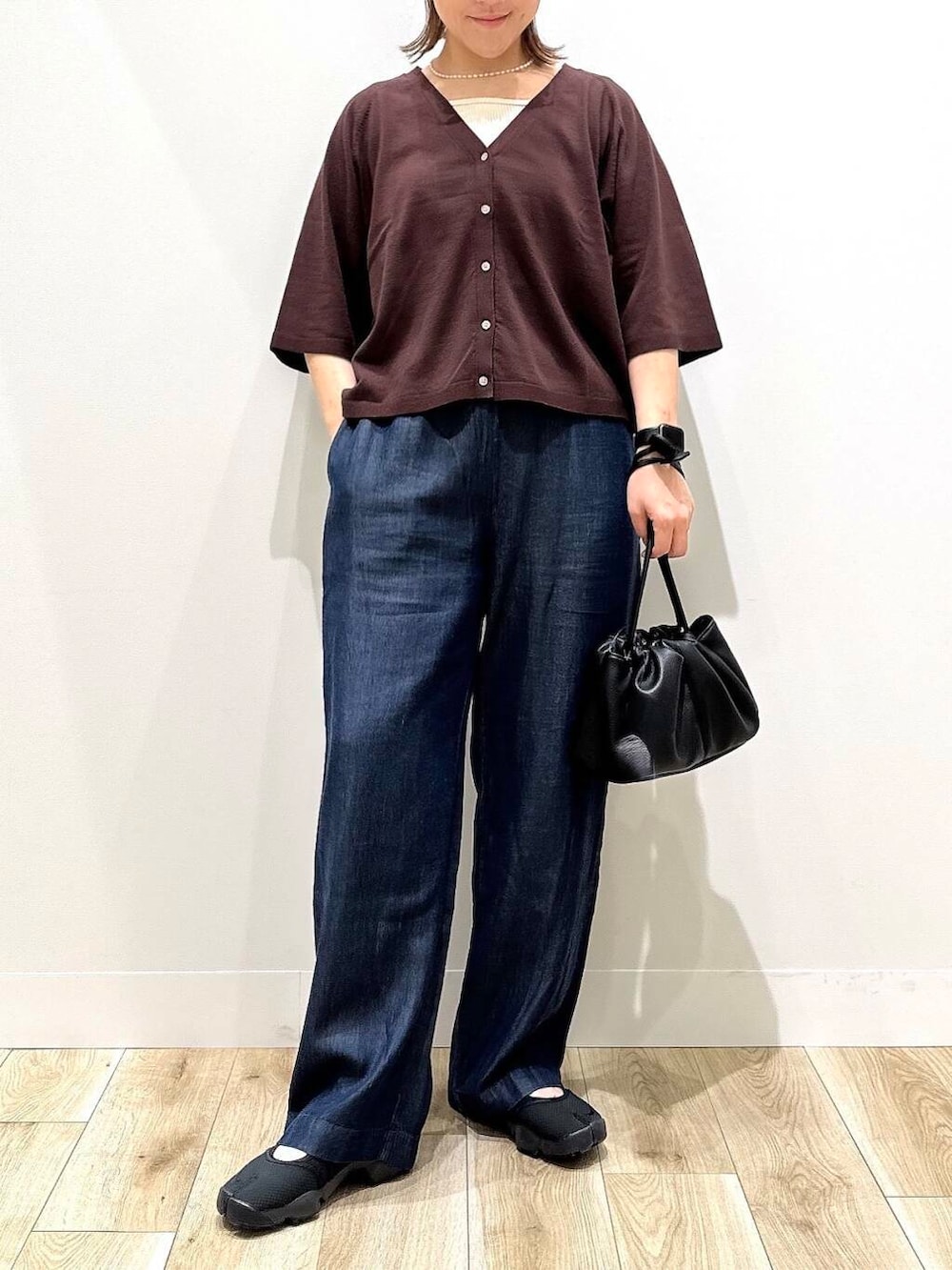 「大人カジュアル、カジュアル、ママコーデ、カジュアルコーデ、シンプルコーデ、低身長、デート、休日コーデ、doors、30代、楽ちん、ウエストゴム、体型カバー、骨格ナチュラル、30代前半」|「URBAN RESEARCH DOORSの2WAY巾着ショルダーバッグ(ショルダーバッグ、ブラック系)」を使った、ながせさん(レディース・156cm)の夏コーディネートの5枚目の写真