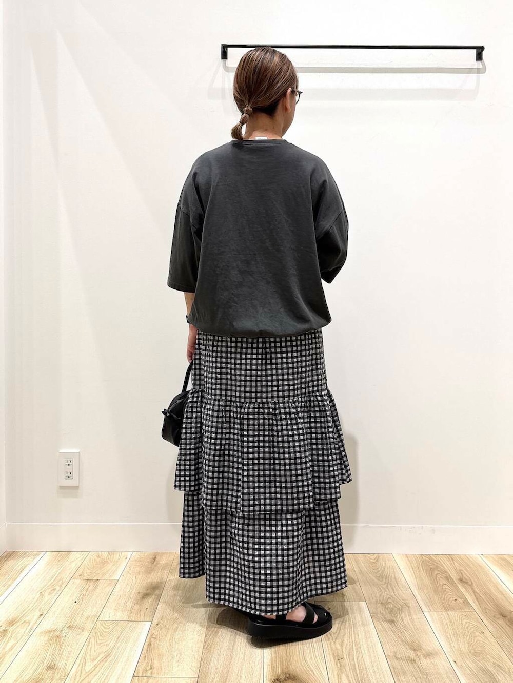 「トップス、大人カジュアル、チェック、カジュアル、Tシャツ、ママコーデ、カジュアルコーデ、URBANRESEARCH、シンプルコーデ、タイト、低身長、デート、休日コーデ、doors、30代」｜「URBAN RESEARCHのサッカーティアードロングスカート（スカート、その他）」を使った、ながせさん（レディース・156cm）の夏コーディネートの6枚目の写真