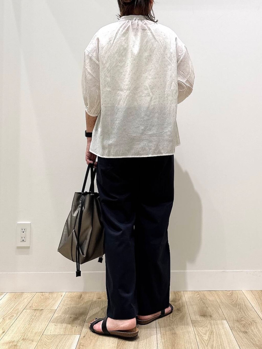 「トップス、ママコーデ、シンプルコーデ、ブラウス、低身長、デート、オフィスカジュアル、オフィス、30代、楽ちん、ウエストゴム、体型カバー、骨格ナチュラル、30代前半、幅広」｜「URBAN RESEARCH DOORSのレーヨンコットンイージーパンツ（その他パンツ、ブルー系）」を使った、ながせさん（レディース・156cm）の夏コーディネートの6枚目の写真