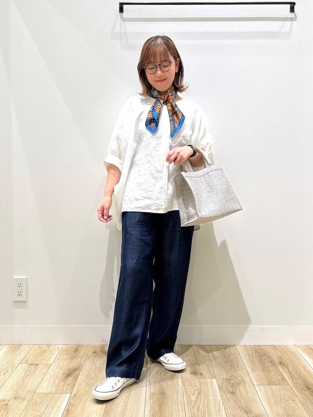 「ママコーデ、スカーフ、オフィスカジュアル、休日スタイル、低身長コーデ、30代、ママの体型カバー、イエベ秋、幅広、甲高、ナチュラル×イエベ秋、ナチュラル×カジュアル、ナチュラル×低身長、リネン着こなし術」|「CONVERSEのCONVERSE ALL STAR SLIP FE OX(スニーカー、ホワイト系)」を使った、ながせさん(レディース・156cm)の夏コーディネートの4枚目の写真