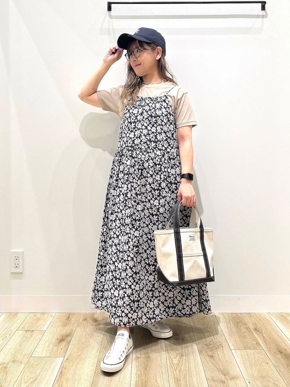 「ワンピース、ママコーデ、休日スタイル、低身長コーデ、URTECH、30代、紫外線対策、ママの体型カバー、イエベ秋、大人スニーカー、幅広、甲高、ナチュラル×イエベ秋、ナチュラル×低身長」｜「CONVERSEのCONVERSE　ALL STAR SLIP FE OX（スニーカー、ホワイト系）」を使った、ながせさん（レディース・156cm）の春コーディネートの5枚目の写真