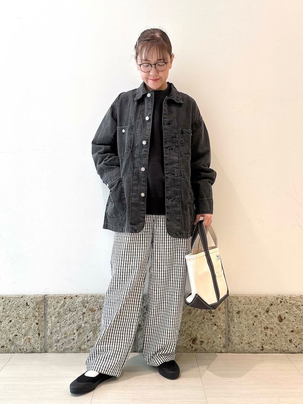 「ママコーデ、休日スタイル、低身長コーデ、30代、骨格ナチュラル、ママの体型カバー、イエベ秋、ナチュラル×イエベ秋、最旬スニーカーコーデ、初夏のお出掛けコーデ、ナチュラル×イエベ、外遊びコーデ、ナチュラル×カジュアル、ナチュラル×低身長」｜「かぐれのコットンリヨセルスウェットプルオーバー（スウェット、グレー系）」を使った、ながせさん（レディース・156cm）の春コーディネートの4枚目の写真