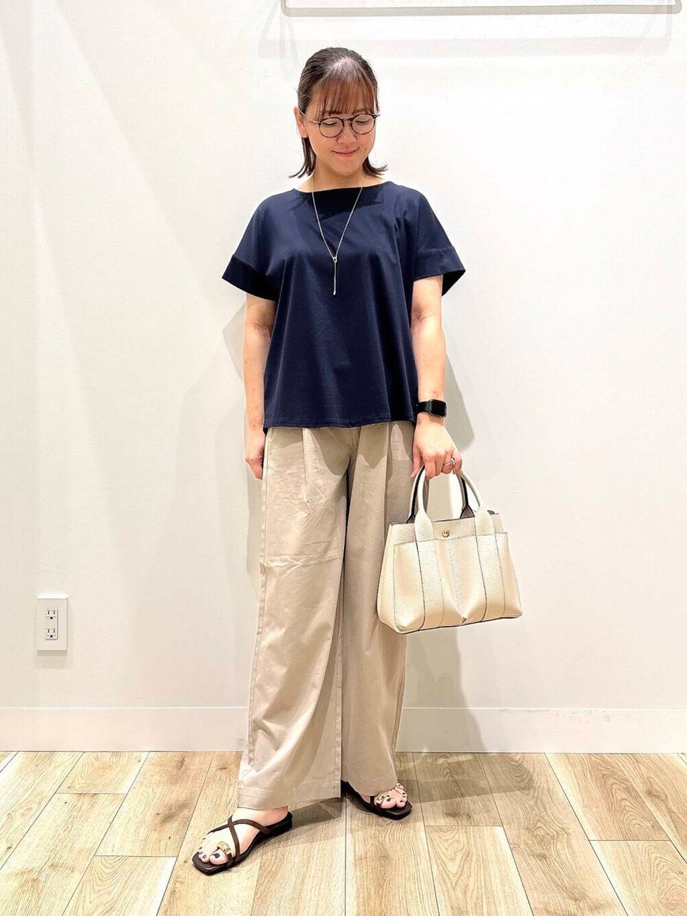「トップス、大人カジュアル、ママコーデ、シンプルコーデ、低身長、オフィスカジュアル、doors、オフィス、30代、楽ちん、ウエストゴム、体型カバー、骨格ナチュラル、30代前半、幅広」|「RODE SKOのプチダブルポケットトートバッグ(トートバッグ、ホワイト系)」を使った、ながせさん(レディース・156cm)の夏コーディネートの2枚目の写真