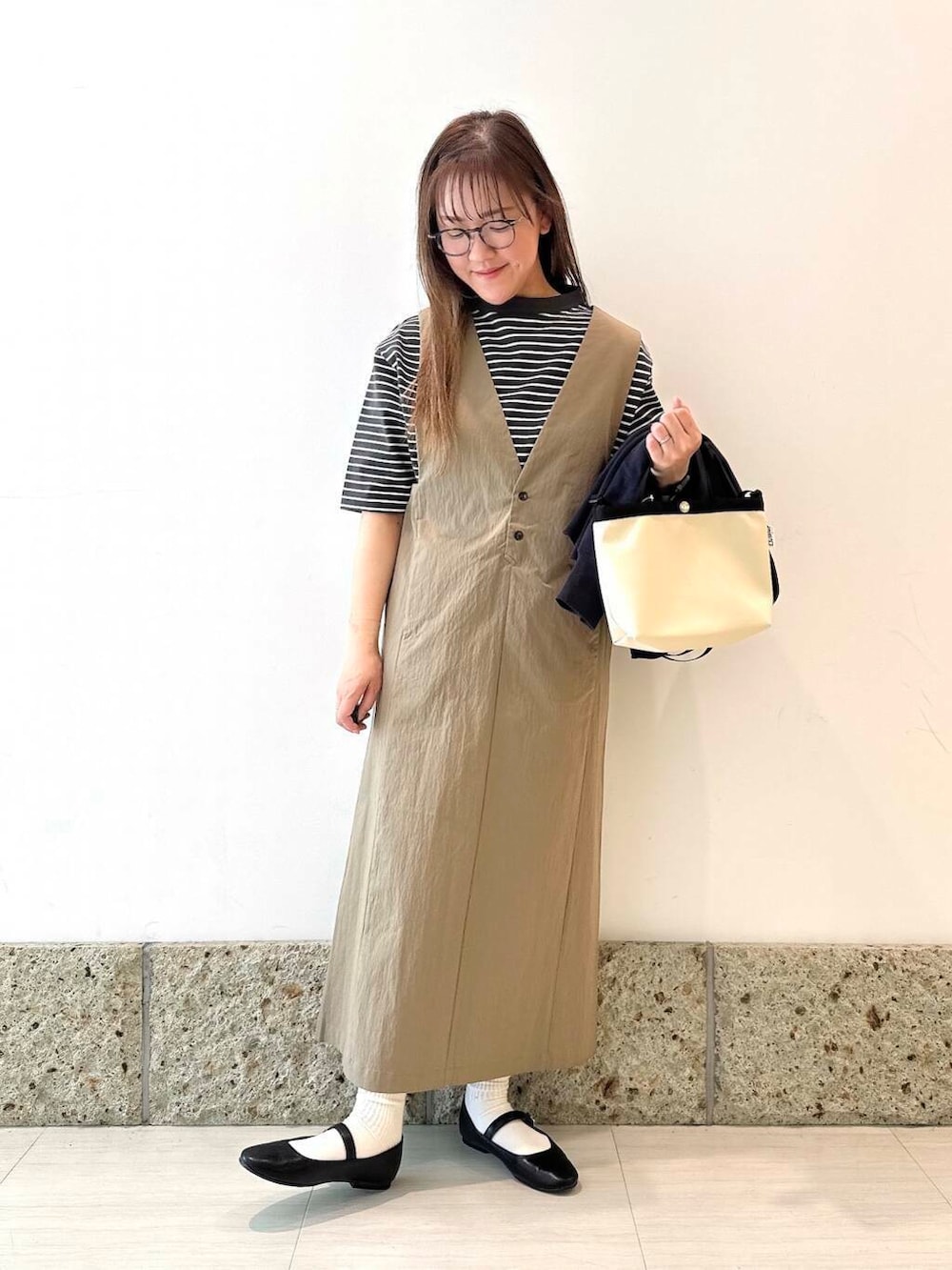 「デートコーデ、ママコーデ、newarrival、doors、低身長コーデ、30代、春アウターコーデ、ナチュラル×イエベ、ナチュラル×カジュアル」｜「FORK&SPOONのFORK&SPOON　コットンナイロンVネックワンピース（ジャンパースカート、グリーン系）」を使った、ながせさん（レディース・156cm）の春コーディネートの5枚目の写真