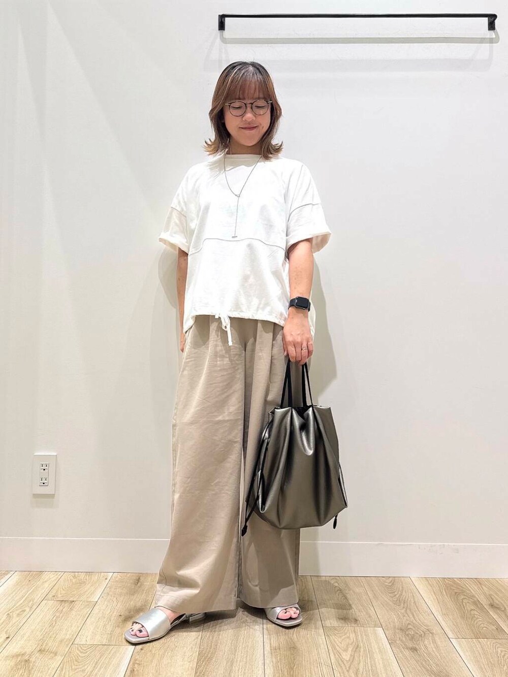 「大人カジュアル、カジュアル、ママコーデ、カジュアルコーデ、シンプルコーデ、サンダル、低身長、デート、休日コーデ、オフィスカジュアル、オフィス、30代、楽ちん、ウエストゴム、体型カバー」｜「URBAN RESEARCH DOORSの『再入荷』レーヨンコットンイージーパンツ（その他パンツ、ベージュ系）」を使った、ながせさん（レディース・156cm）の夏コーディネートの2枚目の写真