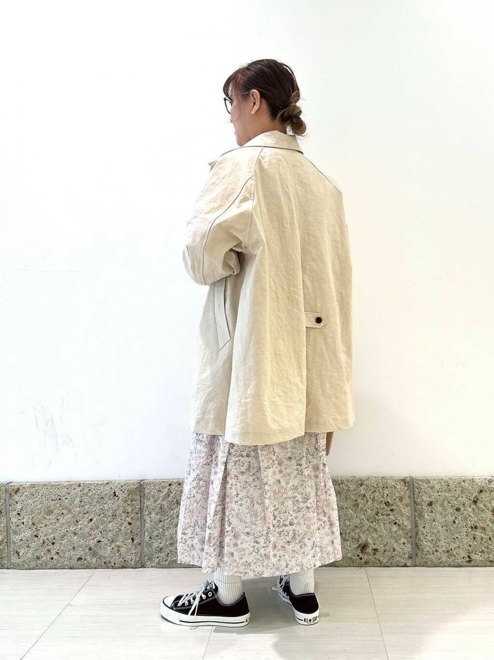 「デートコーデ、ママコーデ、かぐれ、newarrival、doors、低身長コーデ、30代、春カラーコーデ、低身長おススメアウター、ナチュラル×イエベ、ナチュラル×カジュアル」｜「かぐれのコットンリヨセルスウェットプルオーバー（スウェット、ベージュ系）」を使った、ながせさん（レディース・156cm）の春コーディネートの3枚目の写真