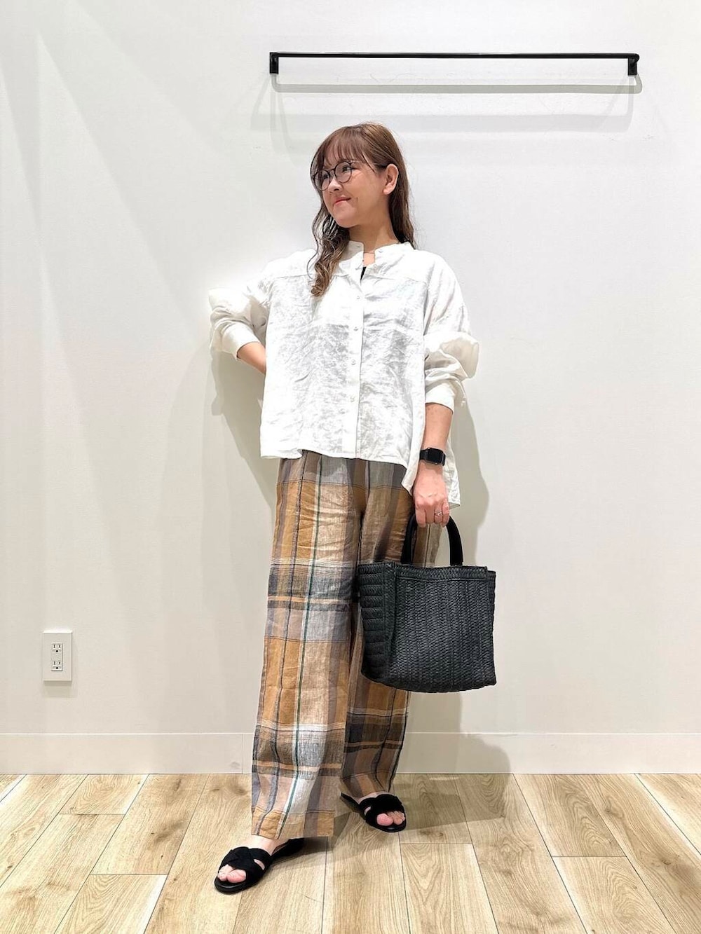 「ママコーデ、リネン、休日スタイル、低身長コーデ、30代、骨格ナチュラル、ママの体型カバー、イエベ秋、幅広、初夏のお出かけコーデ、甲高、ナチュラル×イエベ秋、ナチュラル×イエベ、ナチュラル×カジュアル、ナチュラル×低身長」｜「URBAN RESEARCH DOORSのリネンカーブスリーブブラウス（シャツ/ブラウス、ホワイト系）」を使った、ながせさん（レディース・156cm）の春コーディネートの2枚目の写真