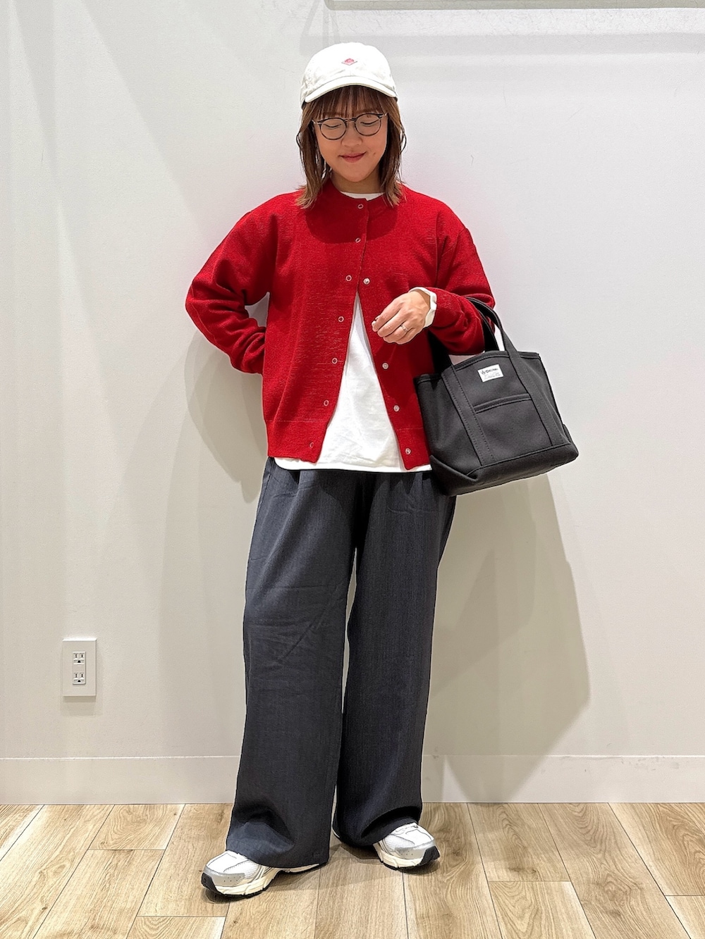 レッド系のカーディガン/ボレロ、ホワイト系のTシャツ/カットソー、グレー系のその他パンツを着用したレディースの秋コーディネートの3枚目の写真