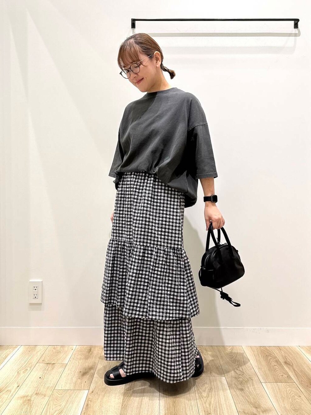 「トップス、大人カジュアル、チェック、カジュアル、Tシャツ、ママコーデ、カジュアルコーデ、URBANRESEARCH、シンプルコーデ、タイト、低身長、デート、休日コーデ、doors、30代」｜「URBAN RESEARCHのサッカーティアードロングスカート（スカート、その他）」を使った、ながせさん（レディース・156cm）の夏コーディネートの2枚目の写真