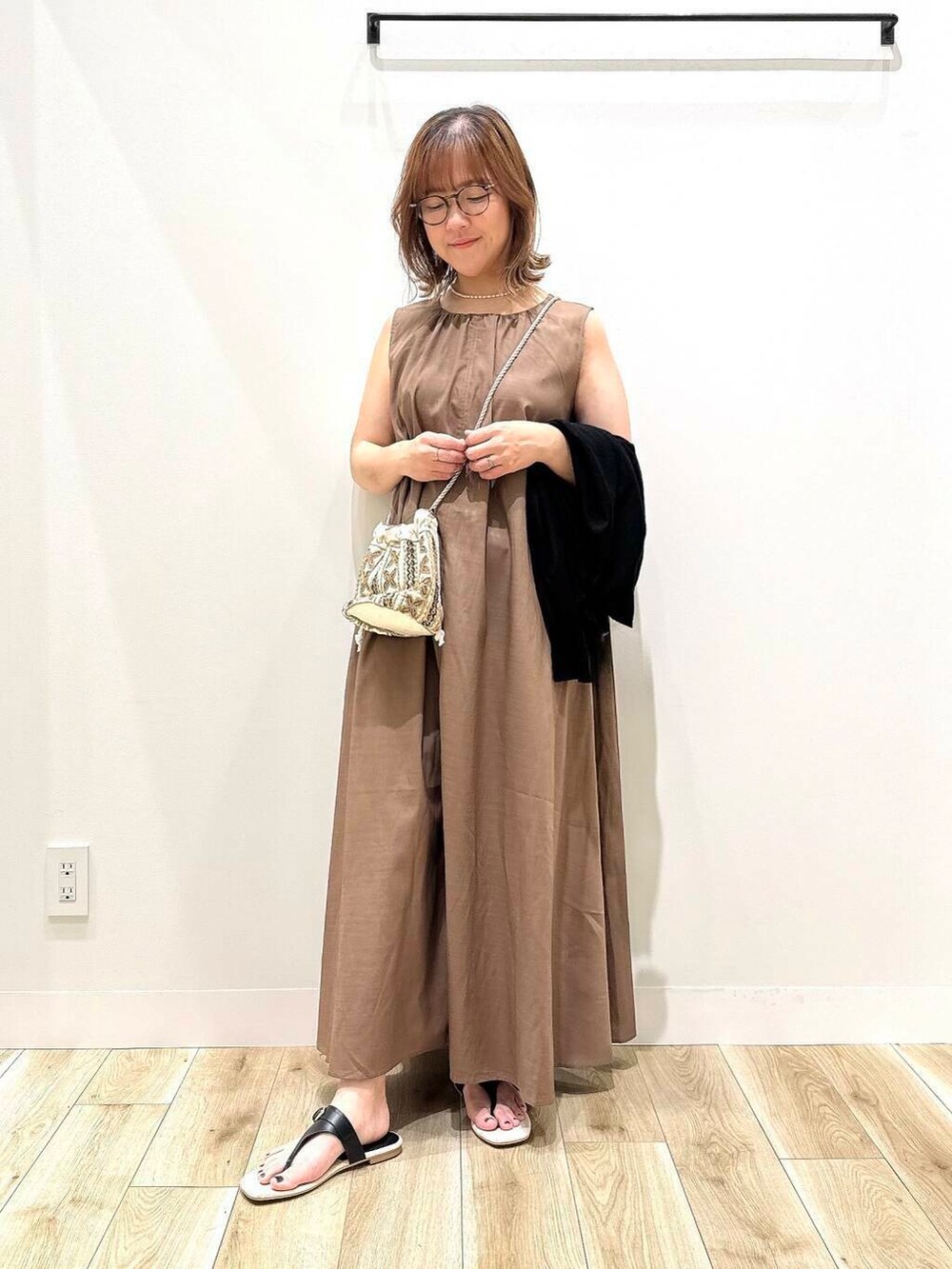 「ワンピース、大人カジュアル、カジュアル、ママコーデ、カジュアルコーデ、シンプルコーデ、低身長、デート、休日コーデ、doors、30代、楽ちん、体型カバー、骨格ナチュラル、30代前半」|「URBAN RESEARCH DOORSのキャンバスコンビトングサンダル(サンダル、ブラック系)」を使った、ながせさん(レディース・156cm)の夏コーディネートの4枚目の写真