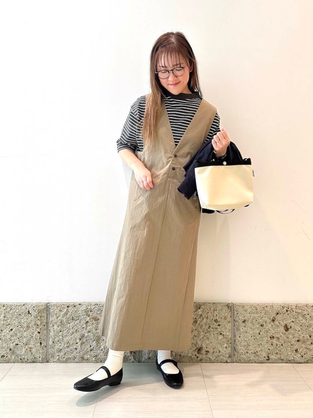 「デートコーデ、ママコーデ、newarrival、doors、低身長コーデ、30代、春アウターコーデ、ナチュラル×イエベ、ナチュラル×カジュアル」｜「FORK&SPOONのFORK&SPOON　コットンナイロンVネックワンピース（ジャンパースカート、グリーン系）」を使った、ながせさん（レディース・156cm）の春コーディネートの7枚目の写真