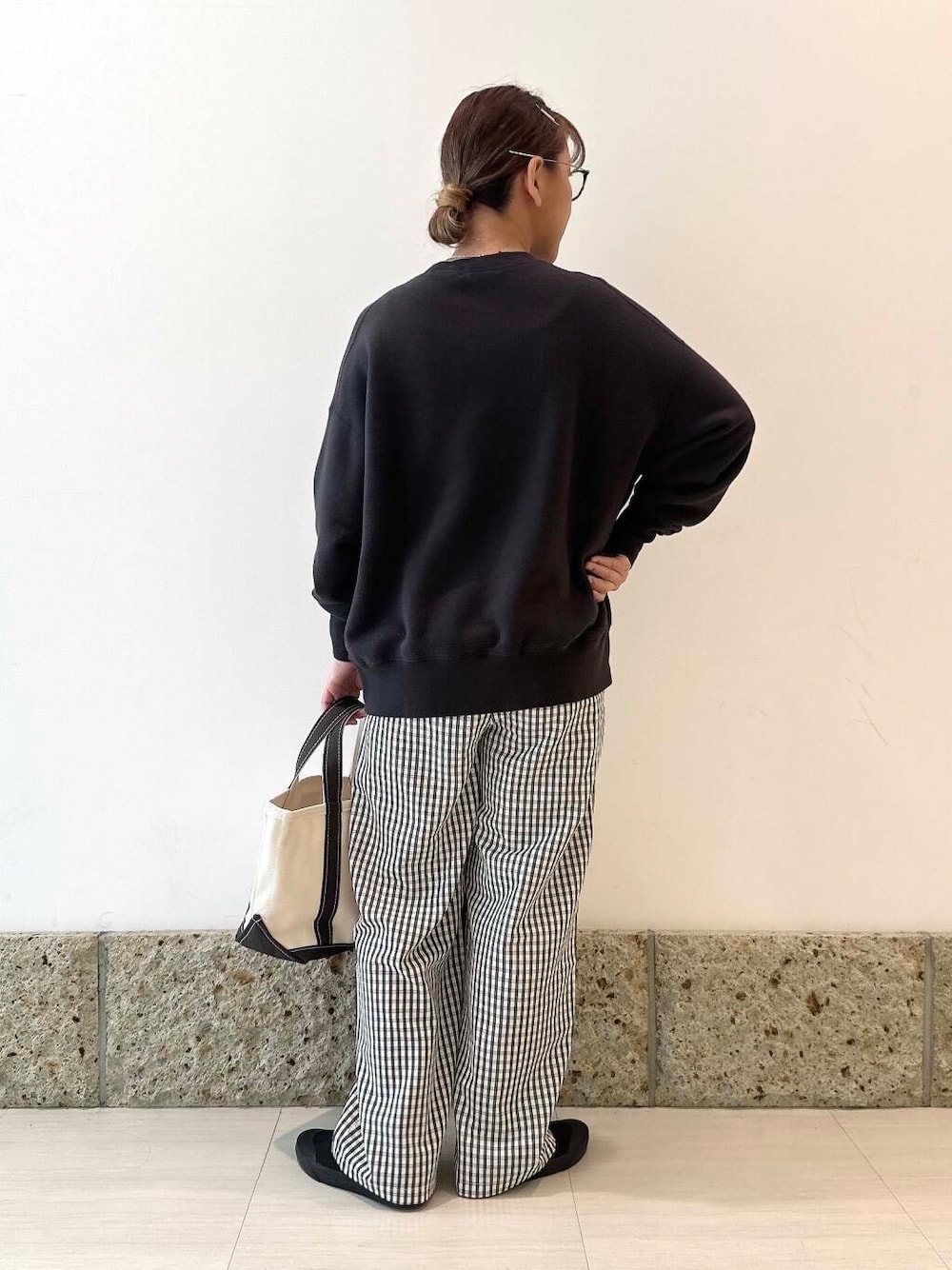 「ママコーデ、休日スタイル、低身長コーデ、30代、骨格ナチュラル、ママの体型カバー、イエベ秋、ナチュラル×イエベ秋、最旬スニーカーコーデ、初夏のお出掛けコーデ、ナチュラル×イエベ、外遊びコーデ、ナチュラル×カジュアル、ナチュラル×低身長」｜「かぐれのコットンリヨセルスウェットプルオーバー（スウェット、グレー系）」を使った、ながせさん（レディース・156cm）の春コーディネートの9枚目の写真