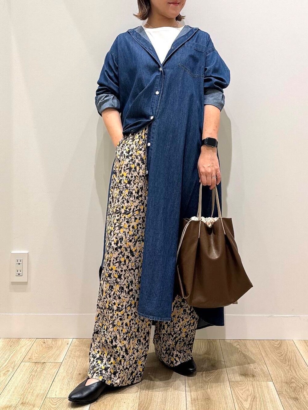 ブルー系のワンピース、ベージュ系のその他パンツ、ブラック系のパンプスを着用したレディースの夏コーディネートの5枚目の写真