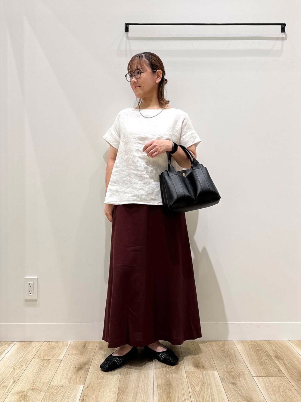 「トップス、大人カジュアル、カジュアル、ママコーデ、カジュアルコーデ、シンプルコーデ、低身長、デート、休日コーデ、オフィスカジュアル、doors、オフィス、30代、楽ちん、ウエストゴム」|「RODE SKOのプチダブルポケットトートバッグ(トートバッグ、ブラック系)」を使った、ながせさん(レディース・156cm)の夏コーディネートの2枚目の写真