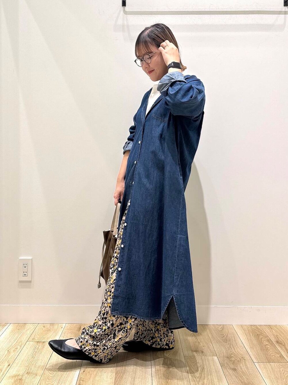 ブルー系のワンピース、ベージュ系のその他パンツ、ブラック系のパンプスを着用したレディースの夏コーディネートの3枚目の写真