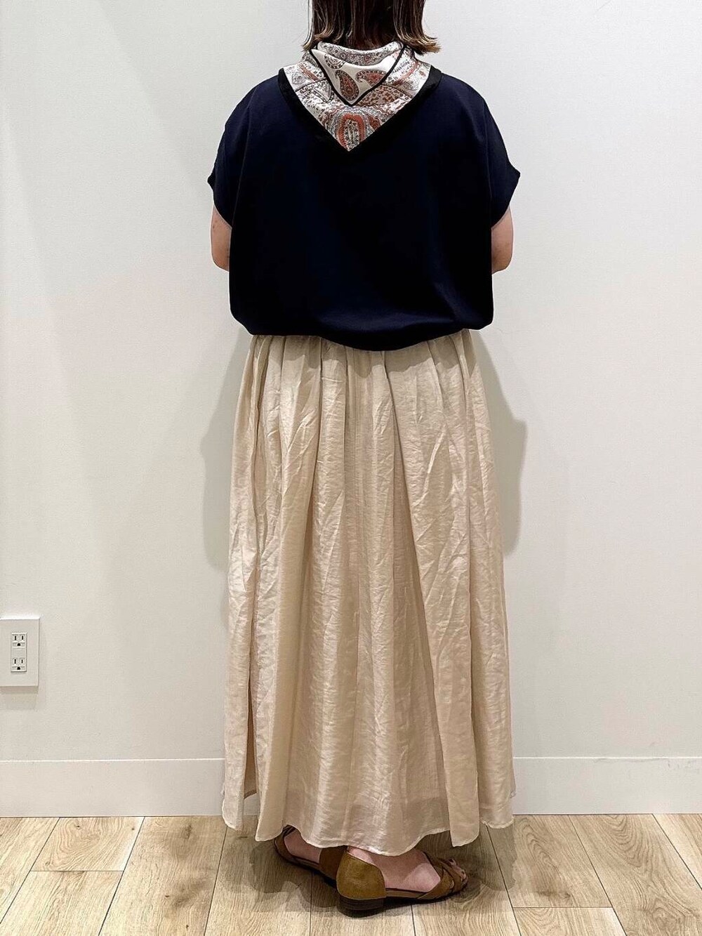 ブルー系のTシャツ/カットソー、イエロー系のサンダル、ブラック系のショルダーバッグを着用したレディースの夏コーディネートの6枚目の写真