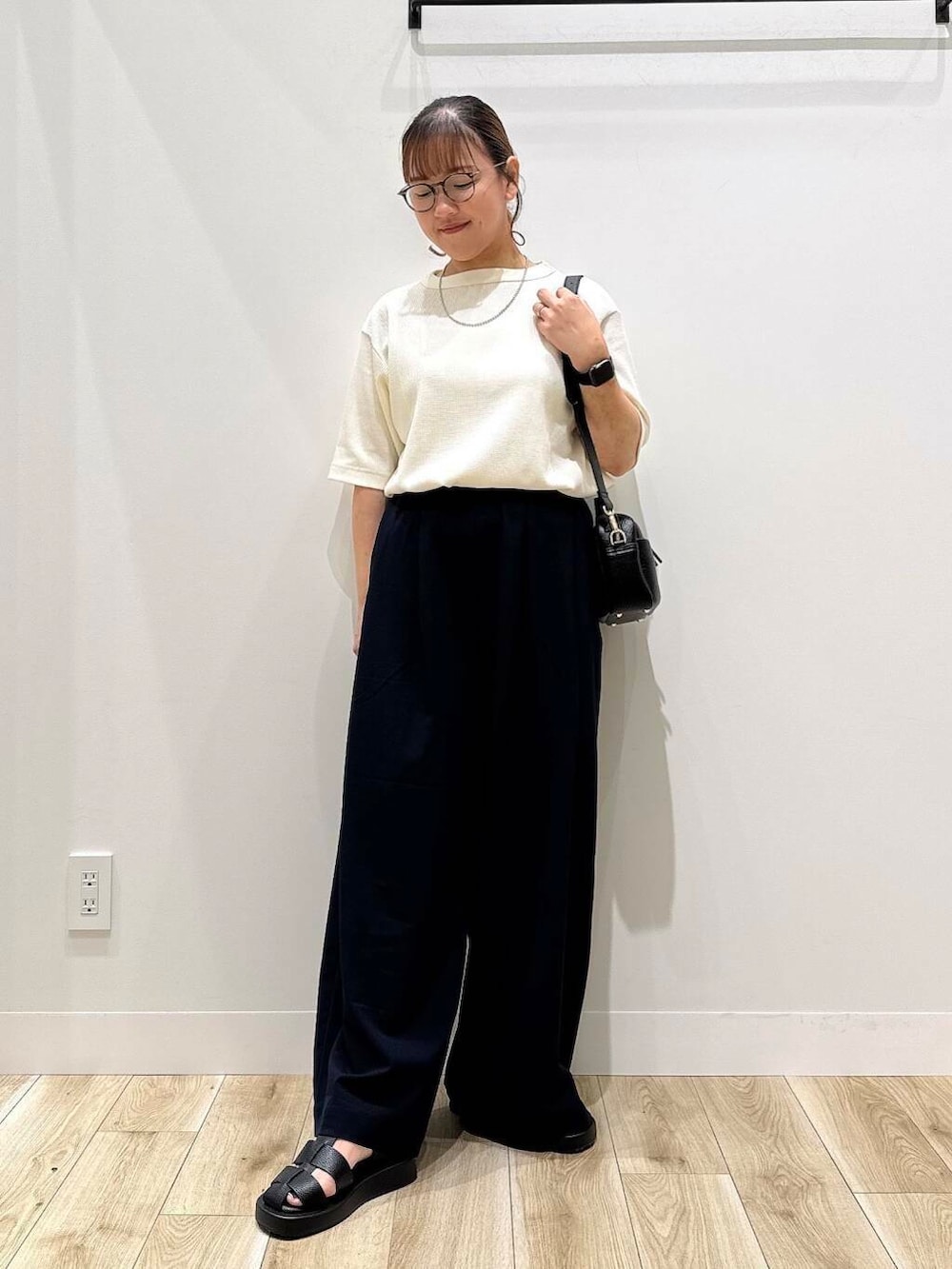 「大人カジュアル、カジュアル、ママコーデ、カジュアルコーデ、シンプルコーデ、サンダル、低身長、デート、休日コーデ、オフィスカジュアル、オフィス、30代、楽ちん、ウエストゴム、体型カバー」｜「RODE SKOのプレーンショルダーバッグ（ショルダーバッグ、ブラック系）」を使った、ながせさん（レディース・156cm）の夏コーディネートの2枚目の写真